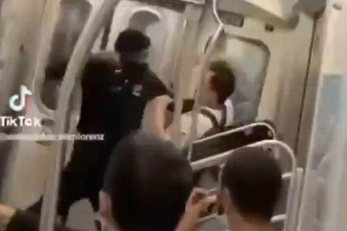 미국 뉴욕 지하철에서 흑인 남성이 아시아계 남성을 마구잡이로 폭행하는 영상. [트위터 갈무리=연합뉴스]